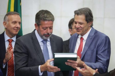 Imagem colorida de Haddad e Arthur Lira - Metrópoles