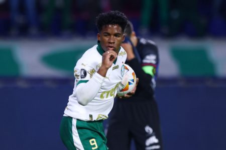 Endrick comemora gol contra o Del Valle - Metrópoles