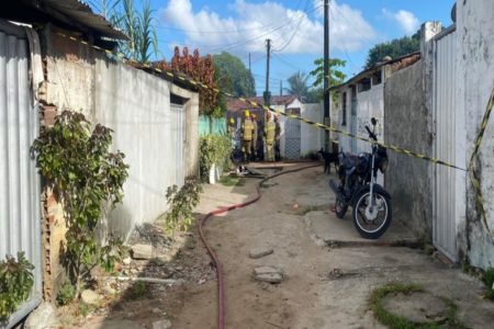 Imagem do Corpo de Bombeiros na frente da casa que pegou fogo - Metrópoles