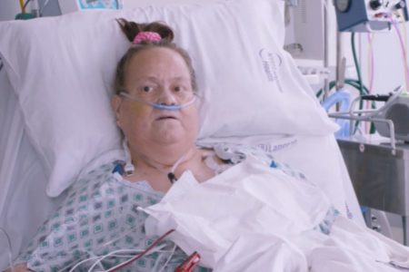 Foto mostra Lisa Pisano, paciente que recebeu transplante de rim de porco