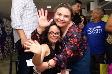 Secretária de Saúde, Lucilene Florêncio Queiroz, e pessoa com Sindrome de Down