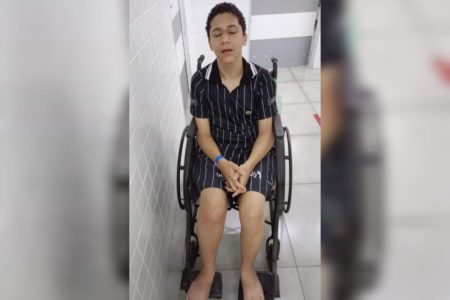 Imagem de adolescente sentado em cadeira de rodas com expressão de dor - Metrópoles