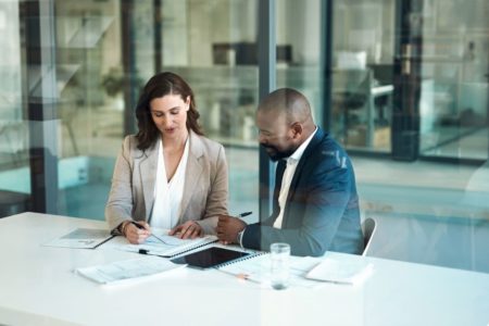 Mulher e homem em mesa de trabalho