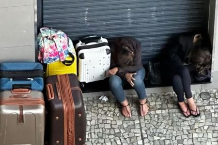 Mulheres moram há três meses em um McDonald´s na Zona Sul do Rio de Janeiro - Metrópoles