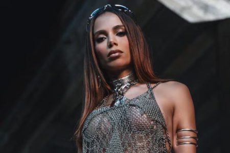 Foto colorida de Anitta na divulgação do álbum Funk Generation - Metrópoles