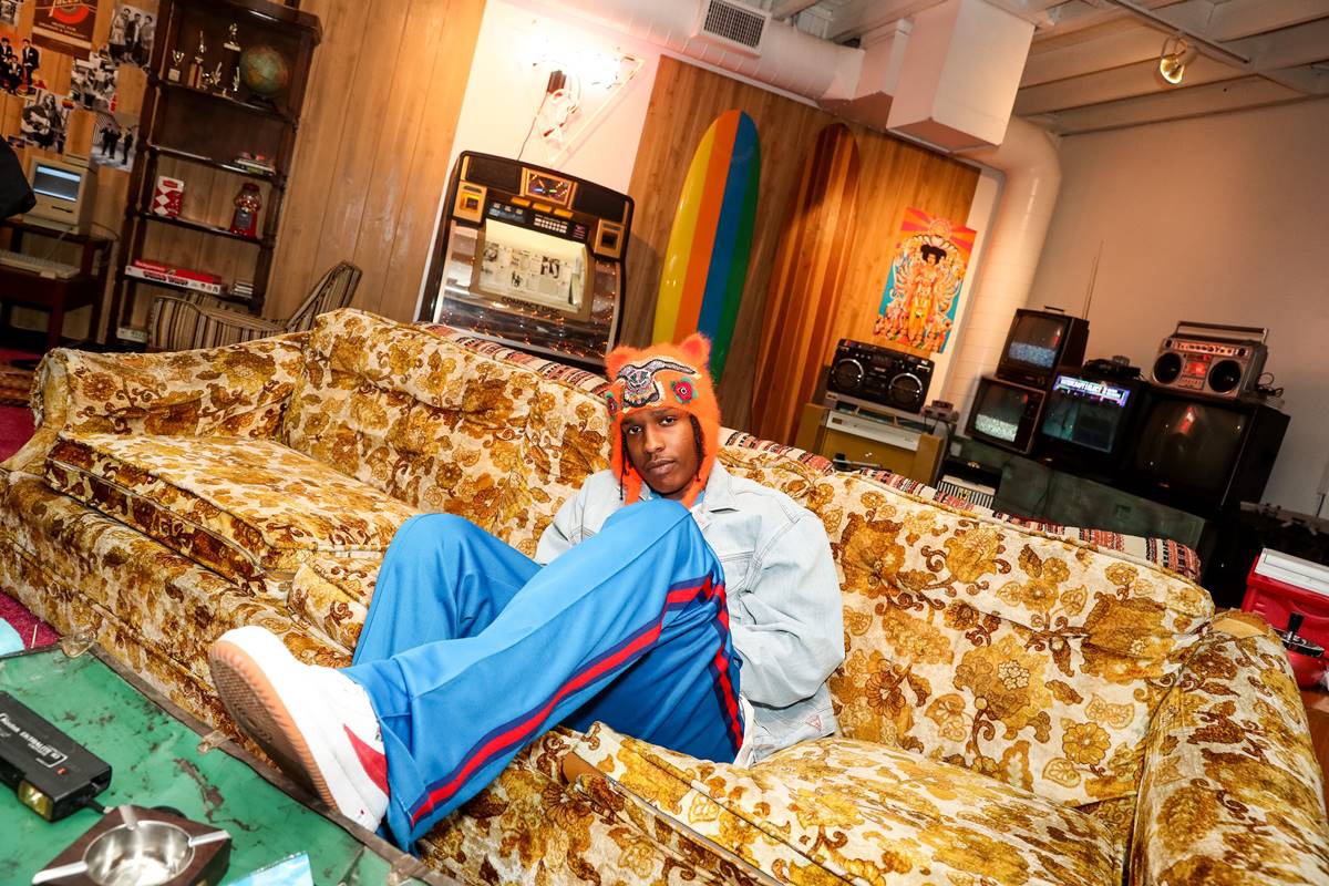 Na imagem com cor, o rapper norte-americano A$ap Rocky - Metrópoles