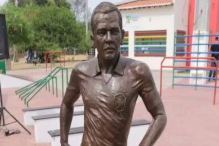 Imagem colorida de estatua de Daniel Alves - Metrópoles