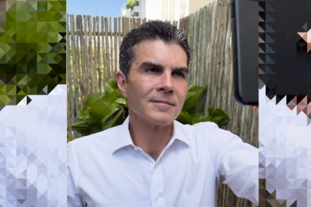 Imagem do governador do Pará, Helder Barbalho segurando um aparelho celular - Metrópoles