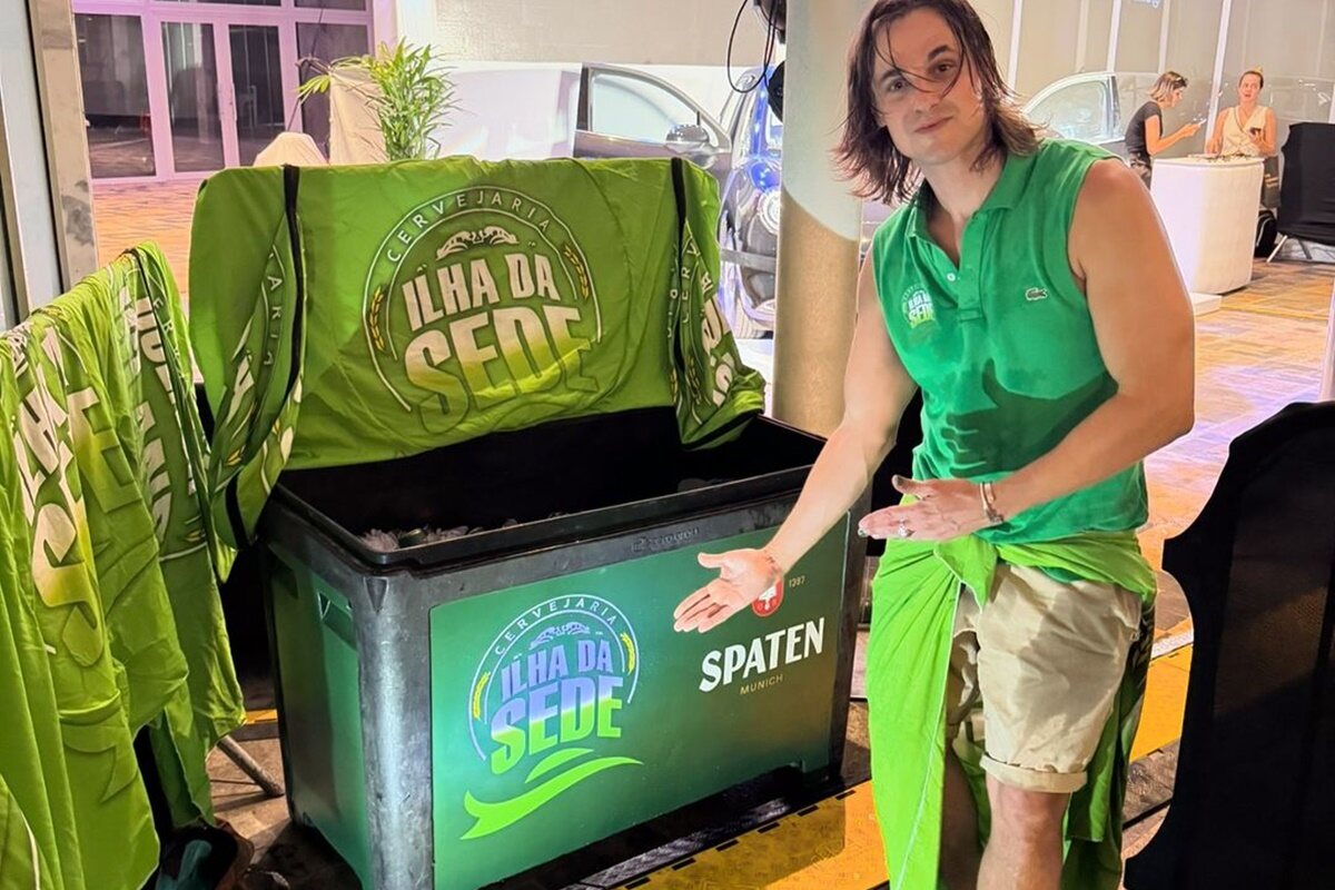 Daniel Erthal posa com sua Ilha da Sede durante um evento - Metrópoles