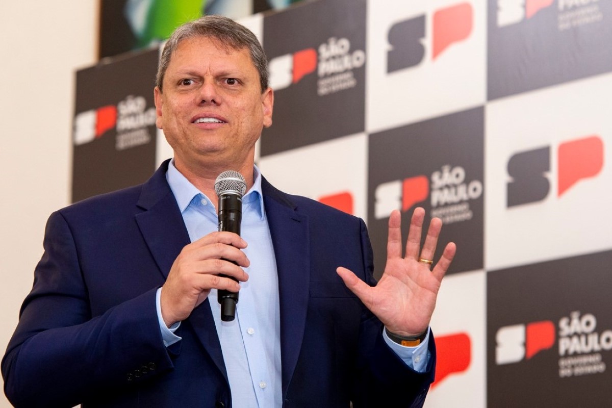 foto colorida de Tarcísio de Freitas no Palácio dos Bandeirantes durante anúncio de 43 mil novas moradias no estado - Metrópoles