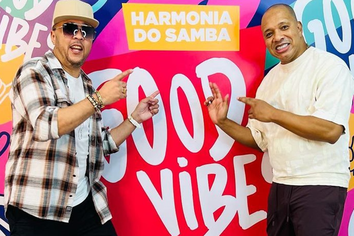 Andrezinho e Anderson Leonardo posam juntos nos bastidores do show do Harmonia do Samba - Metrópoles