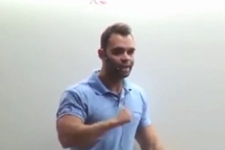 Imagem colorida mostra trecho de vídeo em que professor fala sobre "cãmara de gás" em cursinho - Metrópoles