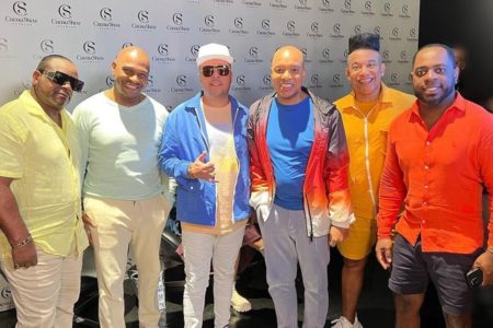 Grupo Molejo posa junto durante um evento - Metrópoles