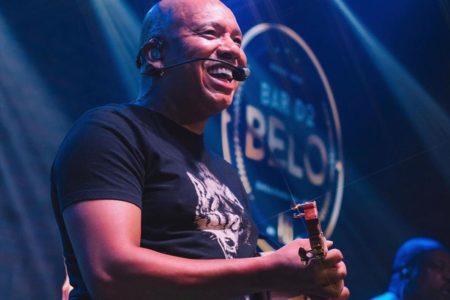 Anderson Leonardo é clicado durante uma de suas apresentações - Metrópoles
