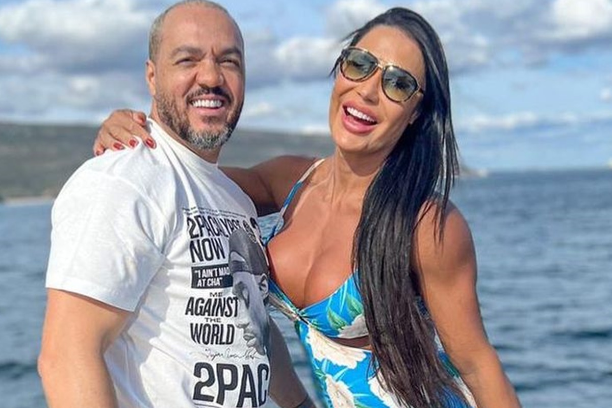 Belo e Gracyanne Barbosa posam juntos e sorridentes durante passeio de barco - Metrópoles