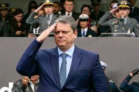 Governador Tarcísio em cerimônia de PMs da Rota