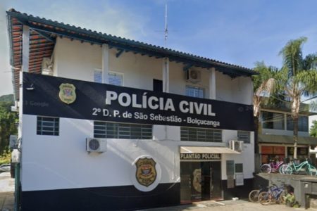 Imagem colorida de fachada do 2°DP de São Sebastião. Metrópoles