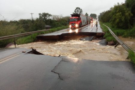 Imagem colorida de danos dos temporais no RS chuvas - Metrópoles