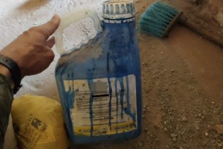 foto colorida de galão de "veneno azul": produto químico acabou provocando morte de cão em Martinópolis (SP) - Metrópoles