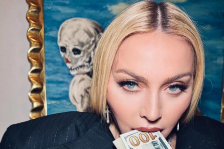 Foto colorida de Madonna comendo dinheiro - Metrópoles
