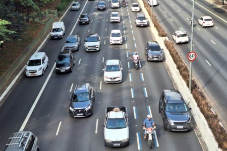 Imagem mostra o trânsito na Avenida 23 de Maio; rodízio de veículos - Metrópoles