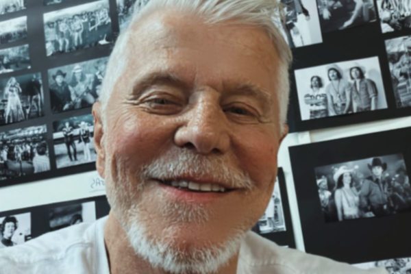 Foto colorida de Miguel Falabella sorrindo - Metrópoles