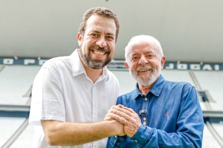 Foto colorida de Lula e Boulos durante ato do 1º de Maio em SP - Metrópoles