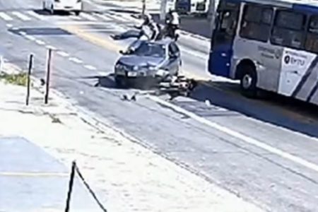 Imagem colorida mostra motociclista sentado em cima após após acidente em Taboão da Serra, na Grande São Paulo - Metrópoles