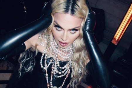 Foto colorida da cantora Madonna - Metrópoles