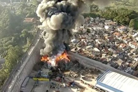Enorme fumaça sai de local próximo a residências - Metrópoles