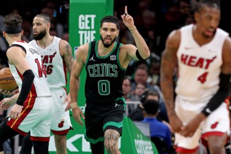Jayson Tatum #0 do Boston Celtics comemora jogada contra no jogo 5 Conferência Leste no TD Garden