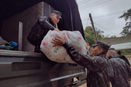Imagem colorida das Forças Armadas às regiões afetadas pelas enchentes no RS - Metrópoles