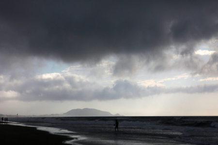Praia de Santa Catarina com uma nuvem de chuva - Metrópoles