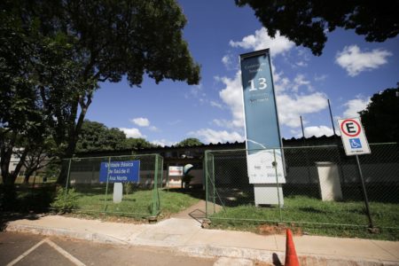 Foto colorida de fachada de unidade básica de saúde