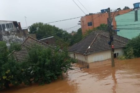 Imagem colorida de casa alagada no Rio Grande do Sul - Metrópoles