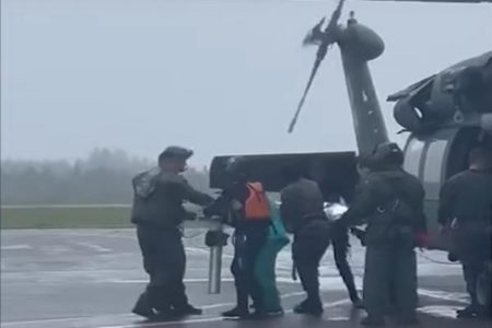 Foto colorida da FAB resgatando uma criança de 2 anos - Metrópoles
