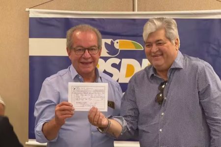 a foto mostra josé aníbal e datena posando com a ficha de filiação do apresentador nas mãos