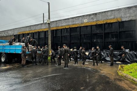Bloqueio no Guaíba em Porto Alegre