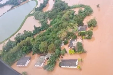 Áreas alagadas no Rio Grande do Sul após chuvas intensas. 8,3 mil pessoas deixaram suas casas em 76 municípios da região do RS 1- Metrópoles