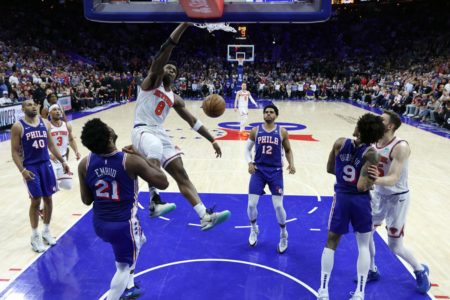 Imagem do jogador dos Knicks marcando ponto - Metrópoles