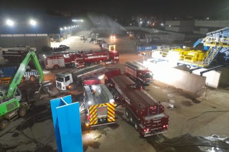 Imagem aérea de viaturas dos bombeiros dentro de depósito - Metrópoles