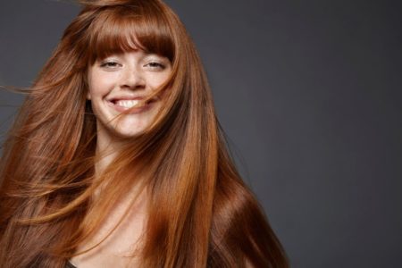 mulher ruiva com cabelo liso