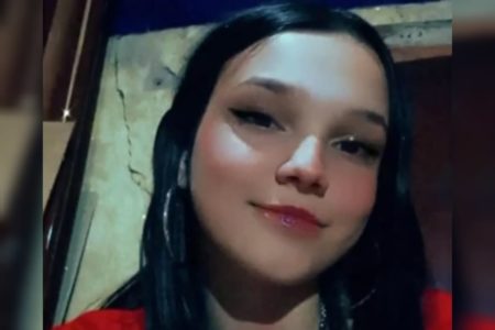 Foto de menina adolescente com cabelo preto e camiseta vermelha - Metrópoles