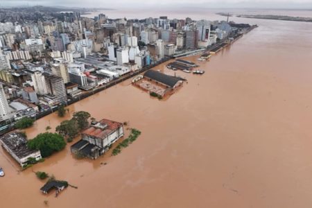 Guaíba chega a 4m31cm no Cais Mauá. É o maior nível do Guaíba desde 1941. Água pode chegar a 5 metros hoje/ Metrópoles