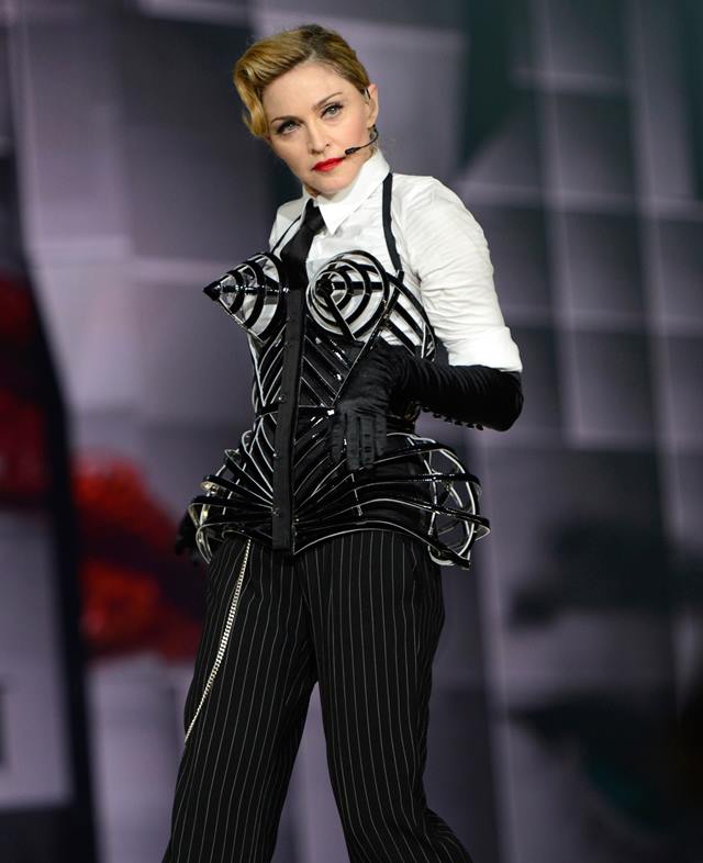 Na imagem com cor, a cantora Madonna - Metrópoles