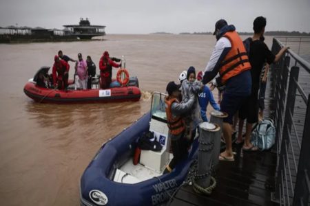 Imagem colorida de resgate em enchente no Rio Grande do Sul - Metrópoles