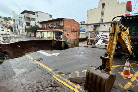 Foto colorida da cratera que "engoliu" casa em Capinzal (SC)