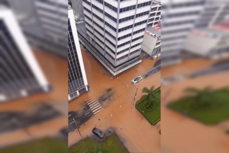 Imagem colorida de inundação no Centro de Porto Alegre - Metrópoles