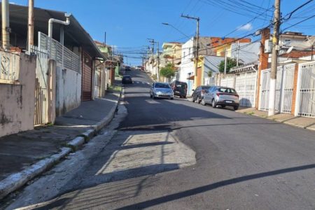 foto colorida de "buraco" deixado no asfalto da Rua Isanga, na Freguesia do Ó; trecho não foi recapeado pois havia um carro parado no local - Metrópoles