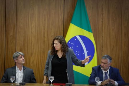 Ministra Esther Dweck ao lado de ministro Paulo Pimenta e outros